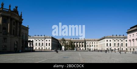 Berlin, Deutschland. April 2020. Panoramablick über den Bebelplatz zur Berliner Humboldt-Universität. Links die alte Bibliothek, rechts ein Teil der Oper unter den Linden. Die größte und älteste Universität Berlins ist nach den seit 1949 preussischen Wissenschaftlern Wilhelm und Alexander von Humboldt benannt. Kredit: Jens Kalaene / dpa-Zentralbild / ZB / dpa / Alamy Live News Stockfoto