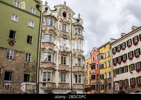 Innsbruck, Österreich - 12. August 2019: Helbling-Haus in der Innsbrucker Altstadt. Stockfoto