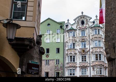 Innsbruck, Österreich - 12. August 2019: Helbling-Haus in der Innsbrucker Altstadt. Stockfoto