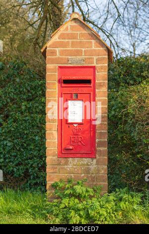 Postkasten im Dorf in Ziegelpfosten bei Perry Green, Much Hadham, Hertfordshire. GROSSBRITANNIEN Stockfoto