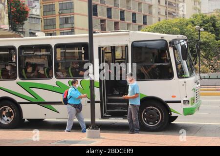 Caracas, Venezuela 31. März 2020: Caracas Bewohner baten darum, während des Auftretens des Coronavirus (COVID-19) Maske und Handschuhe im öffentlichen Verkehr zu tragen Stockfoto