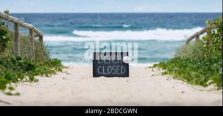 Strand geschlossen Coronavirus, Strand geschlossen oder Herunterfahren Konzept inmitten covid-19 Ängste und Panik über die Ausbreitung von Viren, ncov sperrt Strände auf der ganzen Welt Stockfoto