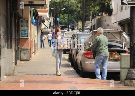 Caracas, Venezuela 31. März 2020: Menschen, die in Caracas Eier befüllen. Erhöhte Nachfrage nach Eiern in Venezuela in den letzten Wochen Stockfoto