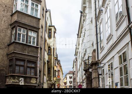 Innsbruck, Österreich - 12. August 2019: Traditionelle Innsbrucker Altbauten. Stockfoto