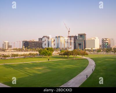 Doha, Katar, Persischer Golf, Sommer 2020: [ Dhow Hafen und MIA Park am Al Souq Touristenmarkt und Moschee ] Stockfoto