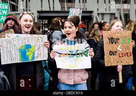 Jugendliche versammeln sich in Holyrood zum "Valentines Climate Strike - Love Your Planet", um den Menschen, die bereits unter den Auswirkungen des Klimawandels leiden, eine Stimme zu geben. Kredit: Euan Cherry Stockfoto