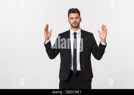 Ein Mann zeigt mit den Händen eine große Größe auf einem isolierten Hintergrund Stockfoto