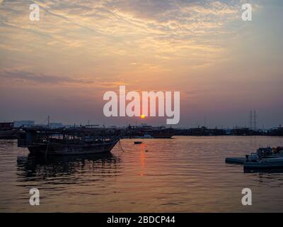 Doha, Katar, Persischer Golf, Sommer 2020: [ Dhow Hafen und MIA Park am Al Souq Touristenmarkt und Moschee ] Stockfoto