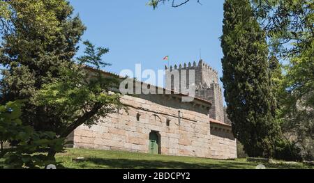 Guimaraes, Portugal - 10. Mai 2018: die architektonischen Details des Palastes der Herzöge von Braganza neben dem Schloss von Guimaraes, dass Touristen den Besuch auf Stockfoto