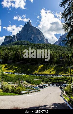Seiser Alm - 14. August 2019: Santner Gipfel mit Seiser Alm Seilbahn im Vordergrund. Stockfoto