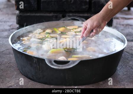 Kochen der Olla de Carne. Costa Rica Essen. Traditionelles Speisekonzept. Stockfoto