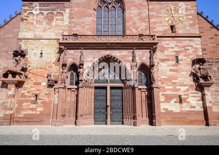 Blick auf Basel Münster (Dom), die berühmte Wahrzeichen und Touristenattraktion von Basel, Schweiz. Stockfoto