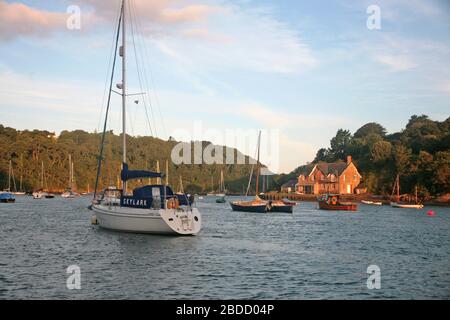 Blick auf den Fluss Yealm von Yealm Pool, Newton-Ferrers, Devon, England, Großbritannien: Das Haus liegt auf Warren Point Stockfoto