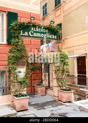 Camogli, Italien - 11. April 2017: Typisches Küstendorf, touristisches Zentrum, bekannt für seinen Jachthafen und die farbenfrohen Gebäude an der Küste. Stockfoto