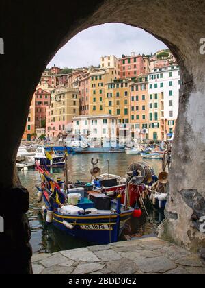 Camogli, Italien - 11. April 2017: Typisches Küstendorf, touristisches Zentrum, bekannt für seinen Jachthafen und die farbenfrohen Gebäude an der Küste. Stockfoto