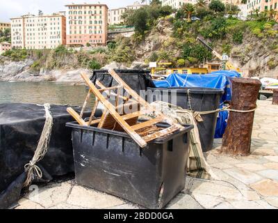 Camogli, Italien - 11. April 2017: Typisches Küstendorf, touristisches Zentrum, bekannt für seinen Jachthafen und die farbenfrohen Gebäude an der Küste. Stockfoto