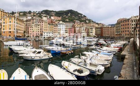 Camogli, Italien - 11. April 2017: Typisches Küstendorf, touristisches Zentrum, bekannt für seinen Jachthafen und die farbenfrohen Gebäude an der Küste. Stockfoto