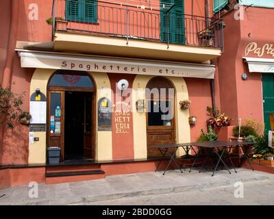 Camogli, Italien - 11. April 2017: Fassade eines historischen Gebäudes mit typisch italienischem Erfrischungsort namens "Spaghetteria" Stockfoto