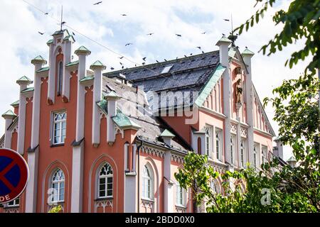 Innsbruck, Österreich - 12. August 2019: Blick auf die Tiroler Fachberufsschule St. Nikolaus in Innsbruck. Stockfoto