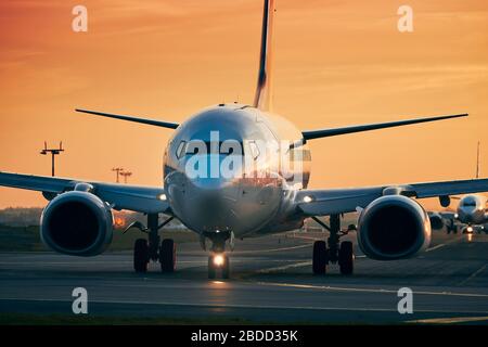 Verkehr am Flughafen. Flugzeuge in der Reihe, die zum Start auf die Landebahn fahren. Stockfoto