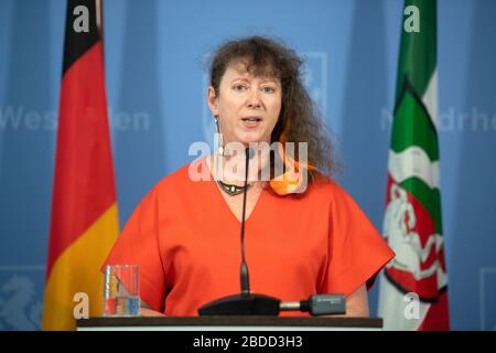 Düsseldorf, Deutschland. April 2020. Andrea Milz (CDU), Staatssekretärin für Sport und Volunteerismus, spricht während einer Pressekonferenz. Die Landesregierung wird über die aktuelle Situation und Maßnahmen im Rahmen der Corona-Pandemie berichten. Kredit: Federico Gambarini / dpa / Alamy Live News Stockfoto