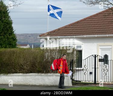 Glasgow, Schottland, Großbritannien, 8. April 2020: Coronavirus sah verlassene Straßen und leere Straßen, als Menschen auf dem Forth and Clyde Kanal übten. Als der Postbote die Distanz mit dem am Tor hinterlassenen Pfosten übt. Gerard Ferry/Alamy Live News Stockfoto