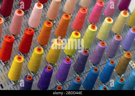 Bunte Stickgarn Rollen für die Nähmaschine. Industrie Stockfoto