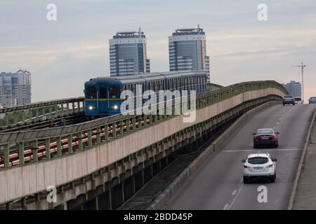 Kiew, Ukraine - 20. August 2019: Metrobrücke und Straße über den Dnipro-Fluss, die das rechte und linke Kiewer Ufer verbindet Stockfoto