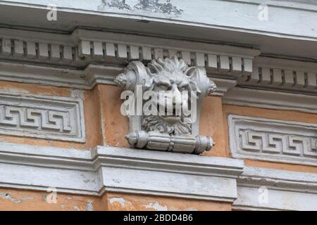 BAS-Entlastung des Kopfdämons in den alten Hauseebauen. Architektur Stockfoto