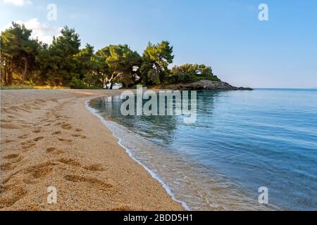 Landschaft mit eingelassenen Strand und klarem Wasser. Sommermorgen auf dem Meer Stockfoto