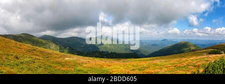 Panorama der Karpaten mit Sturmwolken in blauem Himmel. Karpaten, Ukraine, Europa Stockfoto