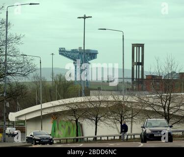 Glasgow, Schottland, Großbritannien, 8. April 2020: Coronavirus sah verlassene Straßen und leere Straßen, als die Menschen auf dem Forth und Clyde Kanal ausübten.und die Kreisverkehr Straße in clydebank war nicht ihr übliches Ende, um Autos zu beenden. Gerard Ferry/Alamy Live News Stockfoto