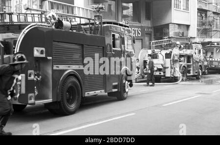 Rettungsdienste, einschließlich der Feuerwehr, nehmen 1979 an einem Gebäudebrand in der Kennedy Street, der Queen's Road East auf Hong Kong Island Teil Foto von Tony Henshaw Stockfoto