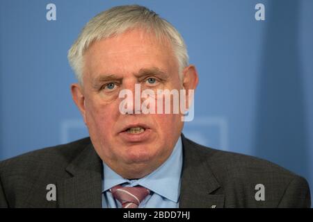 Düsseldorf, Deutschland. April 2020. Während einer Pressekonferenz spricht Karl-Josef Laumann (CDU), nordrhein-westfälischer Gesundheitsminister. Die Landesregierung wird über die aktuelle Situation und die Maßnahmen der Landesregierung im Rahmen der Corona-Pandemie berichten. Kredit: Federico Gambarini / dpa / Alamy Live News Stockfoto