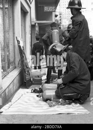 Rettungsdienste, einschließlich der Feuerwehr, nehmen 1979 an einem Gebäudebrand in der Kennedy Street, der Queen's Road East auf Hong Kong Island Teil Foto von Tony Henshaw Stockfoto