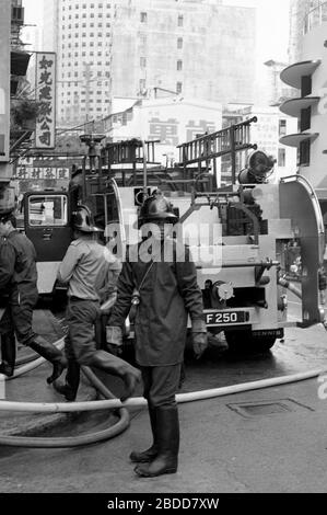 Rettungsdienste, einschließlich der Feuerwehr, nehmen 1979 an einem Gebäudebrand in der Kennedy Street, der Queen's Road East auf Hong Kong Island Teil Foto von Tony Henshaw Stockfoto