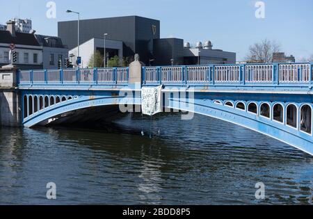 Das Banner des direkten Protests hängt von der Brücke in der Stadt Dublin, Irland. Stockfoto