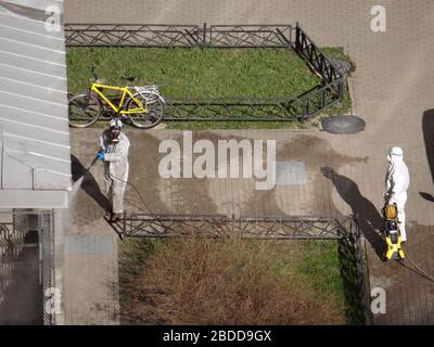 Desinfektion in den Innenhöfen von St. Petersburg, Russland Stockfoto