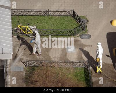 Desinfektion in den Innenhöfen von St. Petersburg, Russland Stockfoto