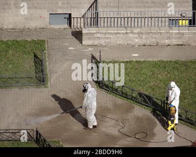 Desinfektion in den Innenhöfen von St. Petersburg, Russland Stockfoto