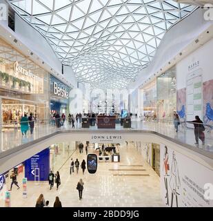 Mehrstufige Einkaufsstraßen unter Oberlicht. Westfield White City, London, Großbritannien. Architekt: UNStudio, 2018. Stockfoto