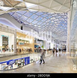 Einkaufsstraße unter Oberlicht. Westfield White City, London, Großbritannien. Architekt: UNStudio, 2018. Stockfoto