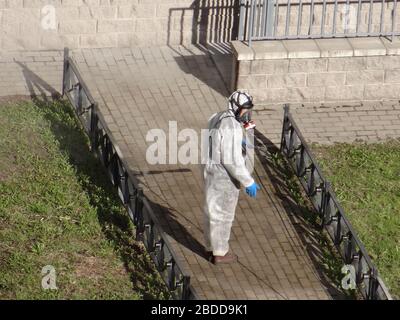 Desinfektion in den Innenhöfen von St. Petersburg, Russland Stockfoto