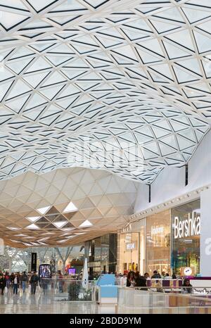 Einkaufsstraße unter Oberlicht. Westfield White City, London, Großbritannien. Architekt: UNStudio, 2018. Stockfoto