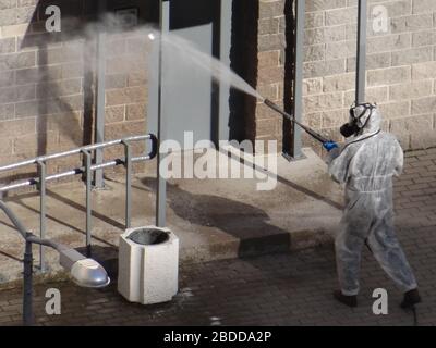 Desinfektion in den Innenhöfen von St. Petersburg, Russland Stockfoto