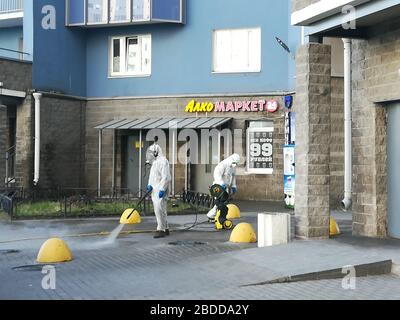 Desinfektion in den Innenhöfen von St. Petersburg, Russland Stockfoto