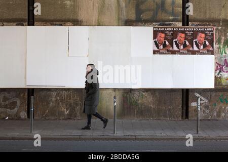 28.03.2020, Bremen, Bremen, Deutschland - das weiße überdachte Plakat der Konzerte, die aufgrund von Corona abgesagt wurden, blieb im November über einen Termin aus. 00A200328D014CAROEX.JP Stockfoto