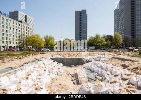 16.04.2019, Berlin, Berlin, Deutschland - Sandsäcke auf einer Brachfläche zwischen Scharrentrasse und Gertraudenstraße in Berlin-Mitte. 00P190416D542CAROEX.JPG [M Stockfoto