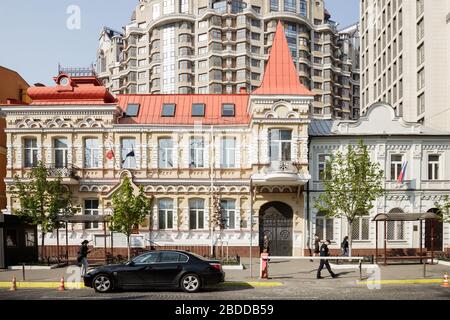 24.04.2019, Kiew, Ukraine - historisches Gebäude und Hochhaus in Kiew. 00P190424D787CAROEX.JPG [MODELLVERSION: NICHT ZUTREFFEND, KORREKT Stockfoto