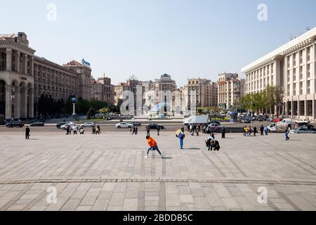 24.04.2019, Kiew, Ukraine - Tänzerin auf dem Unabhängigkeitsplatz Maidan in Kiew. 00P190424D616CAROEX.JPG [MODEL RELEASE: NICHT ZUTREFFEND, PROPERTY RELEASE Stockfoto